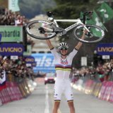 Tadej Pogacar a tout raflé en 2024, comme ici lors du Tour de Lombardie en octobre (archives). KEYSTONE/AP LaPresse/GIAN MATTIA D'ALBERTO